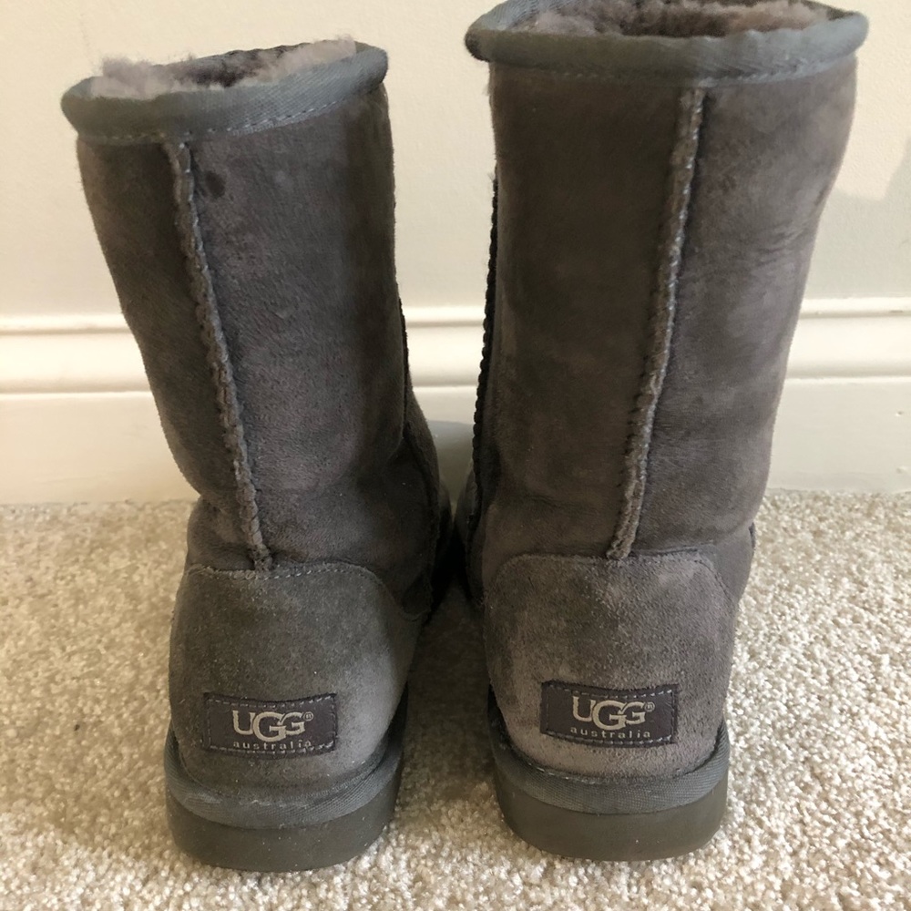 GRAY SHORT UGG SIZE 8